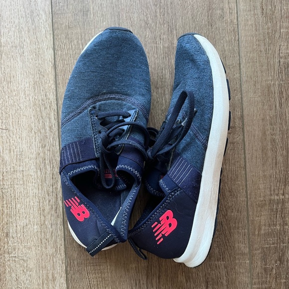 Girls New Balance, size 5 - Picture 2 of 3